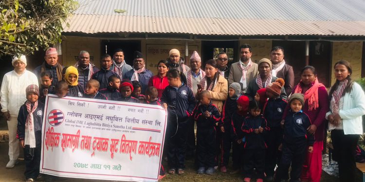 ग्लोबल आइएमई लघुवित्तद्वारा विद्यार्थीलाई शैक्षिक सामाग्री र पोशाक वितरण