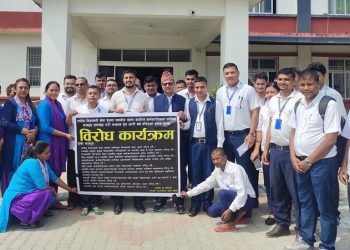 संघीय निजामती विधेयकको विरोधमा कर्मचारी, रामधुनीका पनि ‘पेन डाउन’ गरेर आन्दोलन