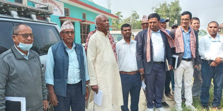 झुम्का खानेपानी निरीक्षण गर्दै मन्त्री यादवसहितको टोली । तस्बिर : केशीलाल चौधरी ।