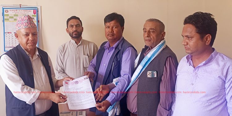 सूचना माग्दै दोस्रोपटक नगरपालिका पुग्यो माओवादी (निवेदनसहित)