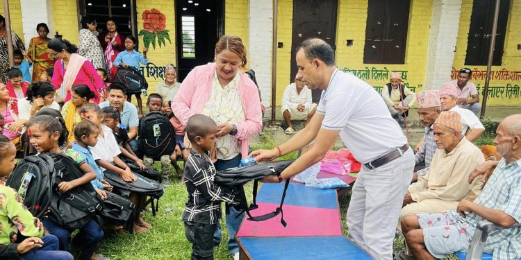 रास्वपाले दियो विद्यार्थीलाई शैक्षिक सामग्री