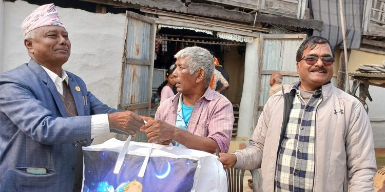 जाडो छल्न रामधुनीका जेष्ठ नागरिकलाई फाइबर सिरक