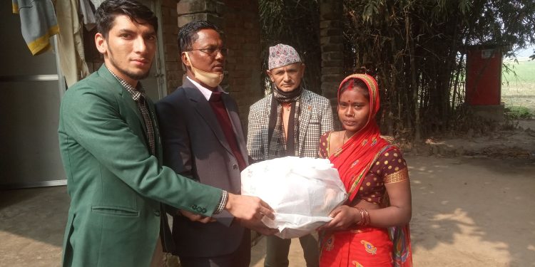 जाडो छल्न रामधुनी नगरपालिका–९ मा ३०० जनालाई न्यानो कपडा वितरण