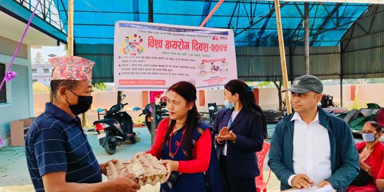 रामधुनी नगरपालिकाद्वारा ४८ क्षयरोगीलाई पोषणका लागि अण्डा वितरण