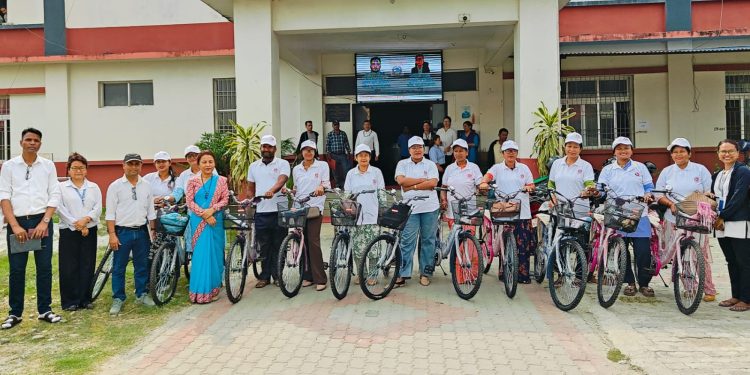 नगरपालिकाद्वारा स्वास्थ्य विमा दर्ता सहयोगीलाई साइकल वितरण