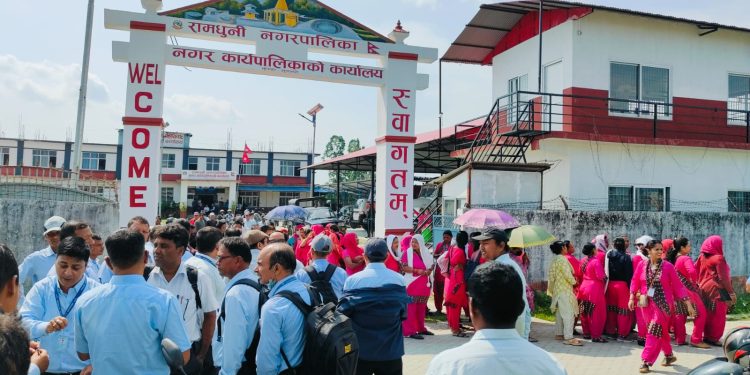 रामधुनीको शिक्षक आन्दोलनमा अभिभावकले गरे प्रतिकार