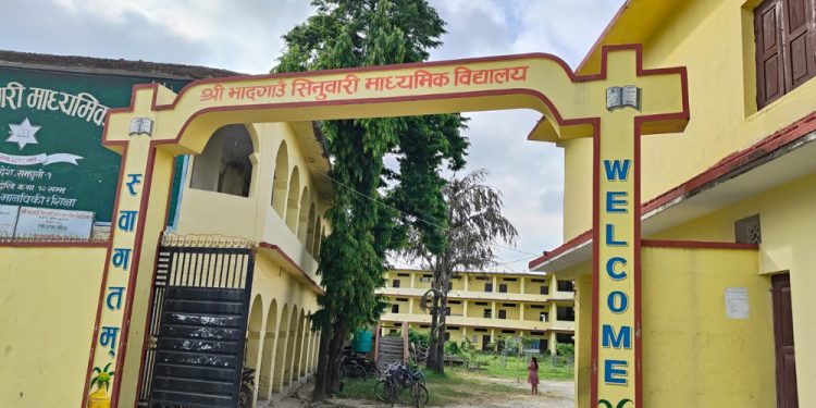 रामधुनी–१ को भासी स्कुल : भवनमा रङरोगन, कक्षा ८ सम्म अंग्रेजी माध्यम