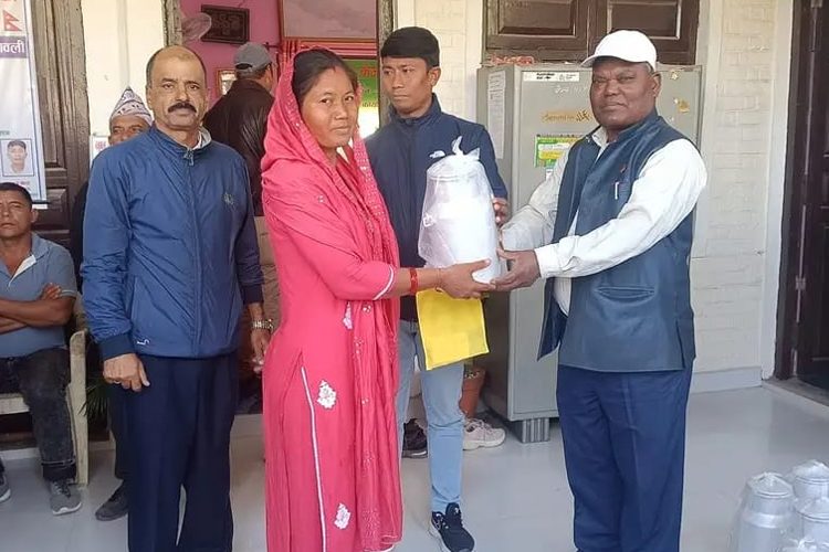 रामधुनी–३ मा पशुपालन र कृषि प्रवर्द्धन : विपन्न वर्गका किसानलाई गाईका बाच्छादेखि स्प्रे मेसिनसम्म