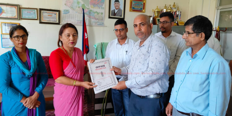 नीजि विद्यालय सञ्चालकले बुझाए कार्यवहाक नगर प्रमुख थापालाई ज्ञापनपत्र