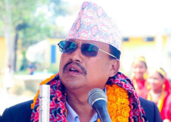 इटहरी उपमहानगरपालिकाका पूर्व नगरप्रमुख द्वारिकलाल चौधरीलाई कारबाही गर्दै एमाले