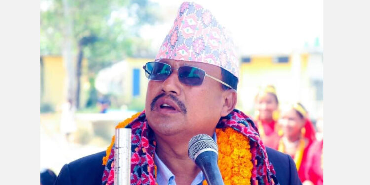 इटहरी उपमहानगरपालिकाका पूर्व नगरप्रमुख द्वारिकलाल चौधरीलाई कारबाही गर्दै एमाले