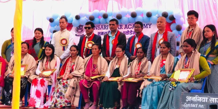 आफ्ना सन्तानलाई सुनसरी स्टार एकेडेमीमा पढाउने १० एकल महिला सम्मानित