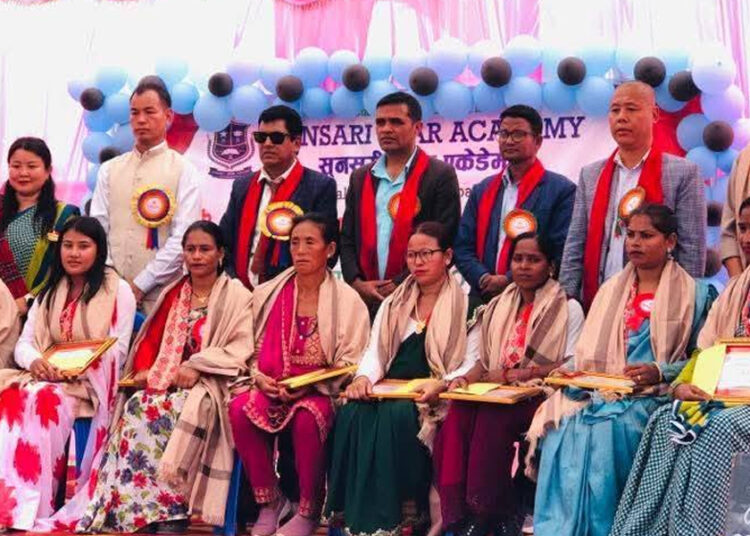 आफ्ना सन्तानलाई सुनसरी स्टार एकेडेमीमा पढाउने १० एकल महिला सम्मानित