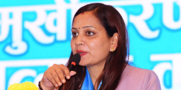 बिरामीको नाडी जाँच्ने इनरुवाकी निशाको काँधमा स्वास्थ्य मन्त्रालयको जिम्मेवारी