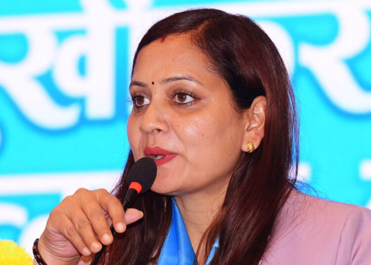 बिरामीको नाडी जाँच्ने इनरुवाकी निशाको काँधमा स्वास्थ्य मन्त्रालयको जिम्मेवारी