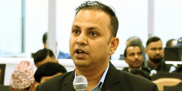 बालेन लक्षित मनिष झाको टिप्पणी- गाडीको कालो सीसा हटायौं, अब कालो चस्मा हटाउनुपर्छ