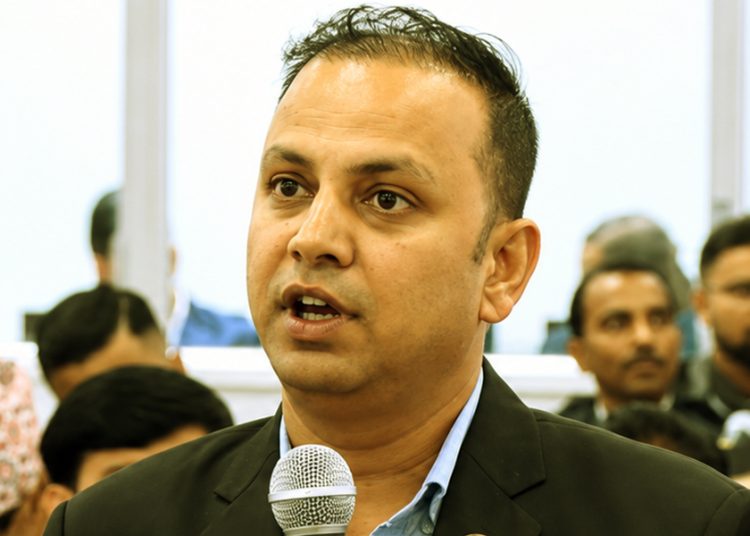 बालेन लक्षित मनिष झाको टिप्पणी- गाडीको कालो सीसा हटायौं, अब कालो चस्मा हटाउनुपर्छ