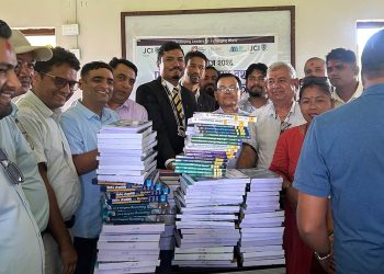 झुम्का जेसीजले भासी क्याम्पसलाई दियो १ लाख बराबरका पुस्तक